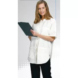   HT 209-es női köpeny, elöl gombos, álló galléros, lekerekített aljú modell, szegőzött dísszel. Szín